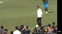 Presiden Joko Widodo (Jokowi) meresmikan akademi sepak bola Papua atau Papua Football Academy (PFA), hari ini di Jayapura. (Dok. Liputan6.com/Muhammad Radityo Priyasmoro)