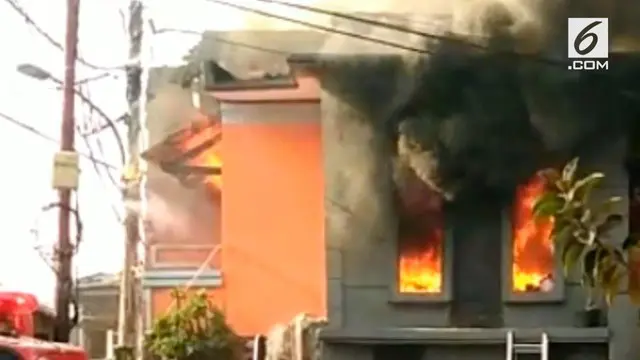 Sebuah bangunan terbakar akibat bensin eceran. akibatnya 14 mobil pemadam dikerahkan untuk memadamkan api.