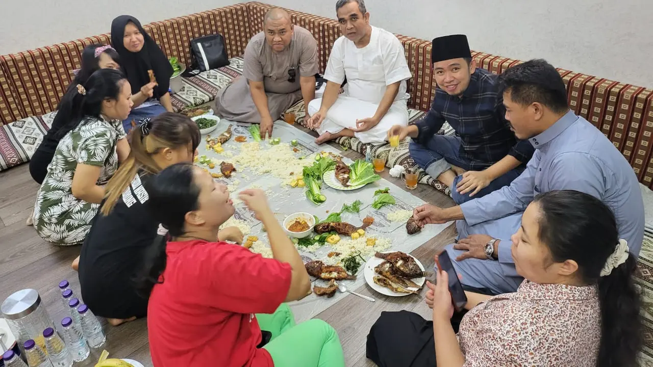 Sekjen Gerindra Ahmad Muzani didampingi Ketua Fraksi Gerindra Jatim mendapat kejutan ulang tahun dari TKI di Arab Saudi. (Istimewa).