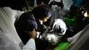 Wanita anggota ISIS asal Sudan (kiri) memeluk kerabatnya saat dipulangkan dari Libya ke negaranya, Khartoum, Sudan, Rabu (4/4). Pejabat Sudan mengatakan lusinan pria dan wanita muda asal negaranya telah  bergabung dengan ISIS. (ASHRAF SHAZLY/AFP)