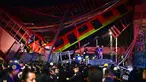 Petugas penyelamat berkumpul di lokasi kecelakaan setelah jembatan layang untuk kereta metro ambruk di Mexico City, Senin (3/5/2021). Setidaknya 13 orang tewas dan puluhan lainnya luka-luka akibat kecelakaan kereta metro di ibu kota Meksiko tersebut. (Pedro PARDO/AFP)