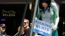 Aksi menolak penangkapan ikan di Seattle, AS, Senin (5/6). Victoria Lemeow dikait selama satu jam sebagai bentuk empati kepada ikan saat mereka ditangkap untuk dikonsumsi manusia. (AP Photo / Elaine Thompson)