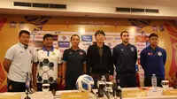Pelatih Timnas Indonesia U-19, Shin Tae-yong, bersama pelatih dari tim Grup A menghadiri konferensi pers Piala AFF U-19 2022 di Jakarta, Jumat (1/7/2022). (Bola.com/Abdul Aziz)