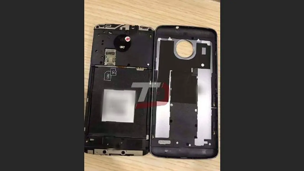Motorola Moto E4 Plus memiliki baterai removable, sehingga pengguna mudah mempermudah pengguna jika ingin menggantinya