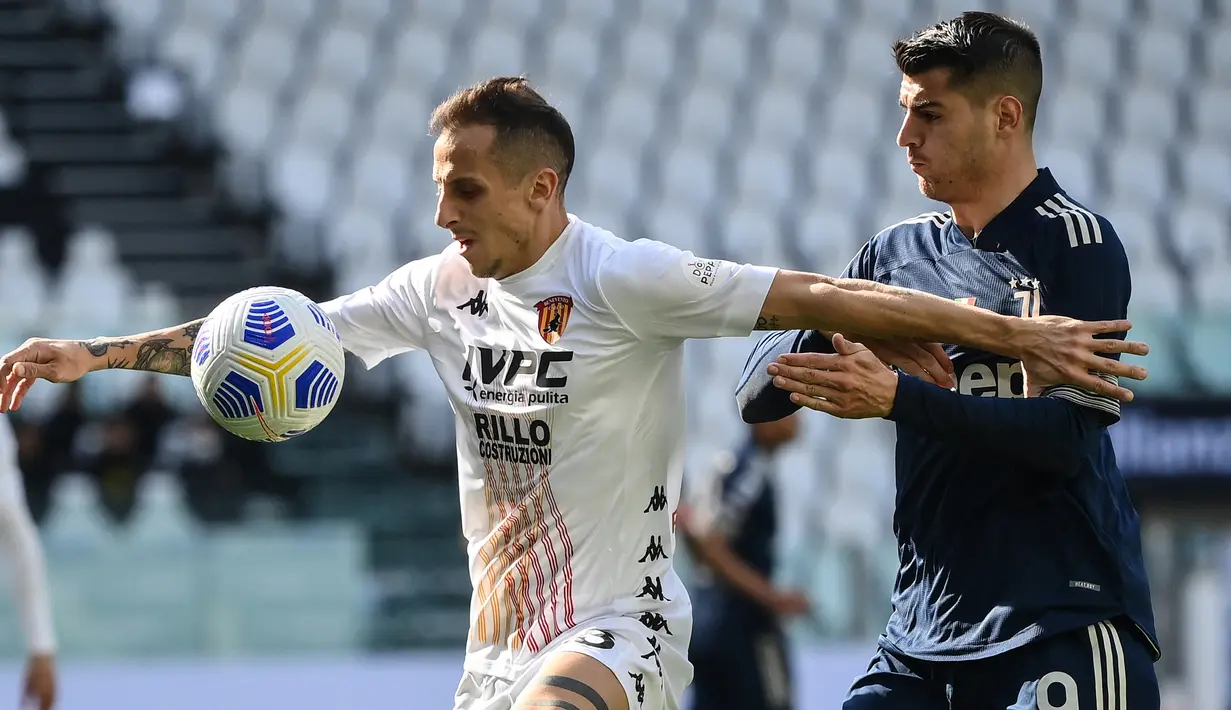 Gelandang Benevento, Riccardo Improta (kiri) menguasai bola dibayangi Striker Juventus, Alvaro Morata dalam laga lanjutan Liga Italia 2020/2021 pekan ke-28 di Allianz Stadium, Turin, Minggu (21/3/2021). Benevento menang 1-0 atas Juventus. (AFP/Marco Bertorello)