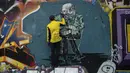 Kevin Belyk menyelesaikan mural foto Senator AS Bernie Sanders di taman skateboard Terowongan Leeside di Vancouver, British Columbia (28/1/2021). Dana tersebut dikumpulkan dalam lima hari untuk organisasi amal di negara bagian asal Sanders, Vermont. (Darryl Dyck/The Canadian Press via AP)
