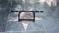 Hollywood Walk of Fame Presiden Amerika Serikat,  Donald Trump dirusak. Seorang pria bernama Austin Clay telah ditahan terkait insiden tersebut.