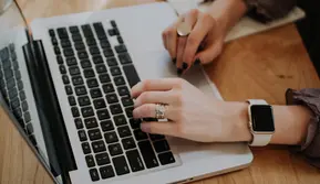 Ngecas Laptop Bisa Dilakukan Tanpa Power Adaptor, Begini Caranya