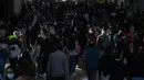 Orang-orang yang memakai masker berjalan di jalan Preciados yang padat di Madrid, Spanyol pada Rabu (31/3/2021). Spanyol memperketat aturan penggunaan masker dengan mewajibkannya di luar ruangan dan seluruh fasilitas publik. (PIERRE-PHILIPPE MARCOU / AFP)