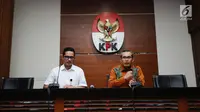 Wakil Ketua KPK Alexander Marwata (kanan) memberi keterangan terkait hasil OTT kasus dugaan penyuapan pembahasan perda penyertaan modal Kota Banjarmasin ke PDAM di Gedung KPK, Jakarta, Jumat (15/9). (Liputan6.com/Helmi Fithriansyah)