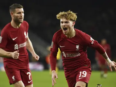 Gelandang Liverpool Harvey Elliott (kanan) bersama James Milner berselebrasi setelah mencetak gol pembuka ke gawang  Wolverhampton Wanderers dalam partai replay putaran ketiga Piala FA 2022/2023 di Molineux Stadium, Rabu dini hari WIB (18/1/2023). Liverpool akhirnya mampu mengatasi perlawanan Wolverhampton. (AP Photo/Rui Vieira)