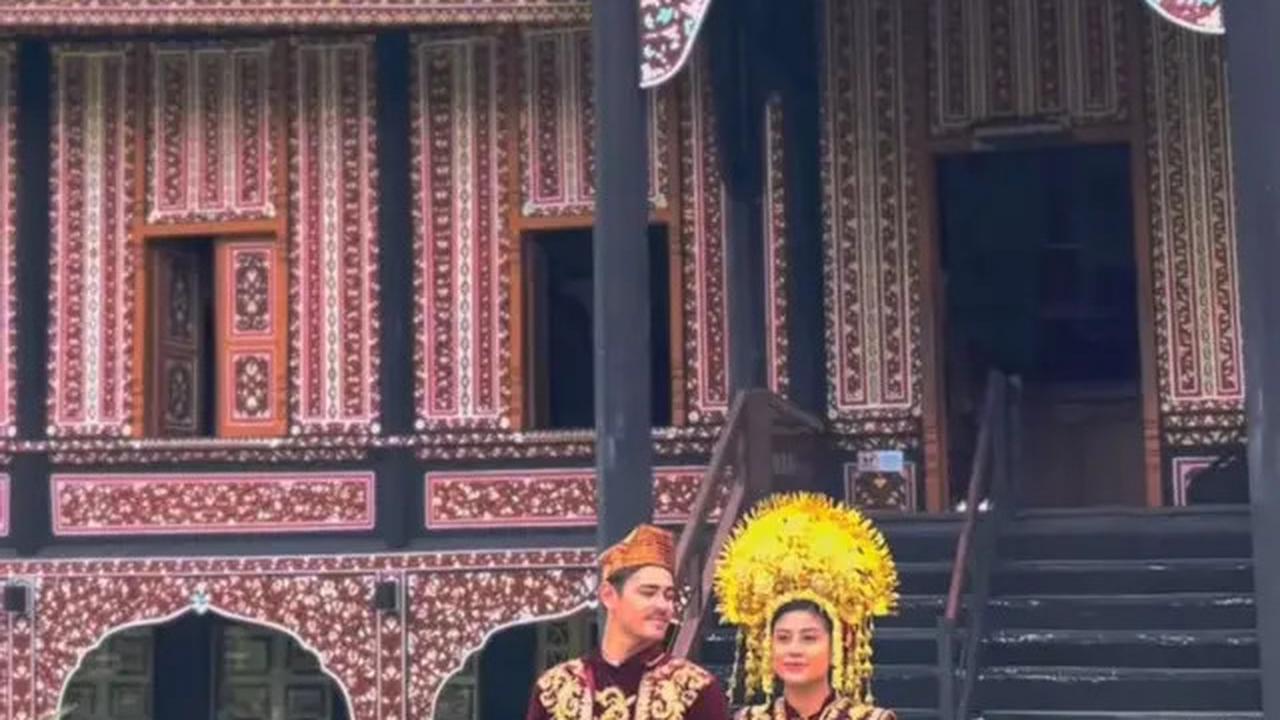 8 Potret Awkarin Ajak Pacar ke Padang, Bak Prewed Pakai Baju Adat