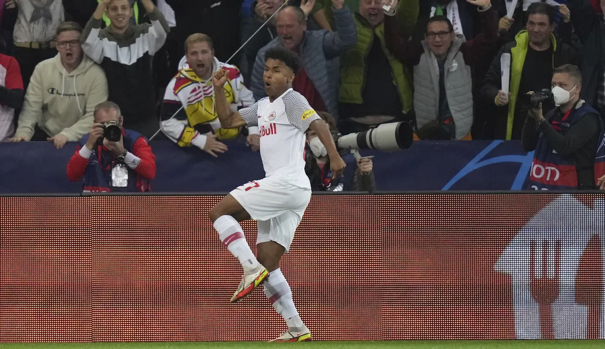 Striker RB Salzburg, Karim Adeyemi berselebrasi usai mencetak gol ke gawang Wolfsburg pada pertandingan Grup G Liga Champions di stadion Salzburg, Austria, Rabu (20/10/2021). Salzburg menang atas Wolfsburg 3-1. (AP Photo/Matthias Schrader)