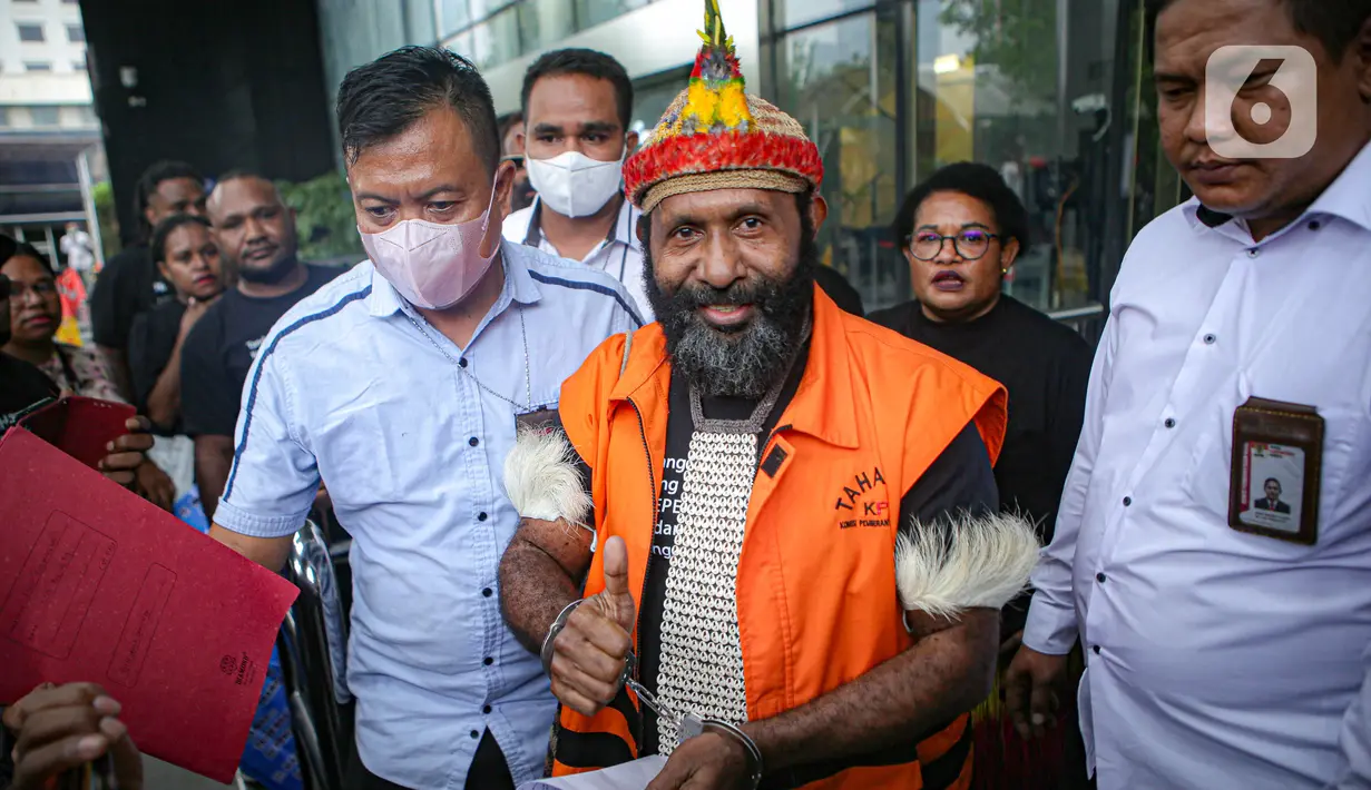 Tersangka dugaan tindak pidana pencucian uang (TPPU) Bupati nonaktif Mamberamo Tengah Ricky Ham Pagawak (tengah) berjalan menuju mobil tahanan usai menjalani pemeriksaan di Gedung KPK, Jakarta, Senin (19/6/2023). Tersangka Ricky Ham Pagawak menyatakan penolakan untuk menandatangani berkas P21 karena merasa tidak adil kasusnya disidangkan di luar Papua. (Liputan6.com/Faizal Fanani)