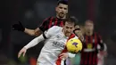 Bek Luton Town, Tom Lockyer berebut bola dengan penyerang Bournemouth, Dominic Solanke pada pekan ke-17 Premier League 2023/2024 di Vitality Stadium, Sabtu (16/12/2023). (Steven Paston/PA via AP)