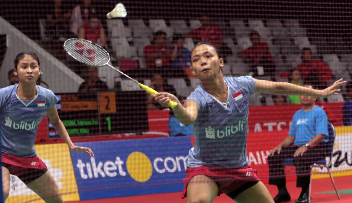 Aksi Ganda Putri Indonesia, Della Haris (kanan) mengembalikan kok saat melawan pasangan China, Chen Qingchen dan Jia Yifan pada babak kedua Daihatsu Indonesia Master 2018 di Istora Senayan, Kamis (25/1/2018).