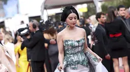 Fan Bingbing tiba di karpet merah di Festival Film Cannes 2023 untuk pemutaran film "Jeanne du Barry,".  (AP Photo/Vianney Le Caer)