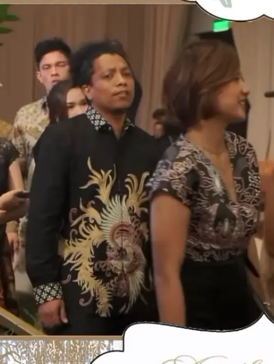 Terlihat juga Indah Permatasari yang mengenakan dress batik nuansa hitam. Penampilannya itu kompak dengan Arie Kriting yang juga mengenakan kemeja batik nuansa hitam senada. [@_sandyy.dy].