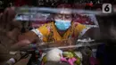Surayem (58) menyiapkan parcel buah dan vitamin ditoko buah miliknya di Jalan Barito, Jakarta, Minggu (11/7/2021).  Surayem mengaku omset menjual parcel yang dijual secara online meningkat drastis hampir 100 persen dalam sepekan terakhir ini. (Liputan6.com/Johan Tallo)
