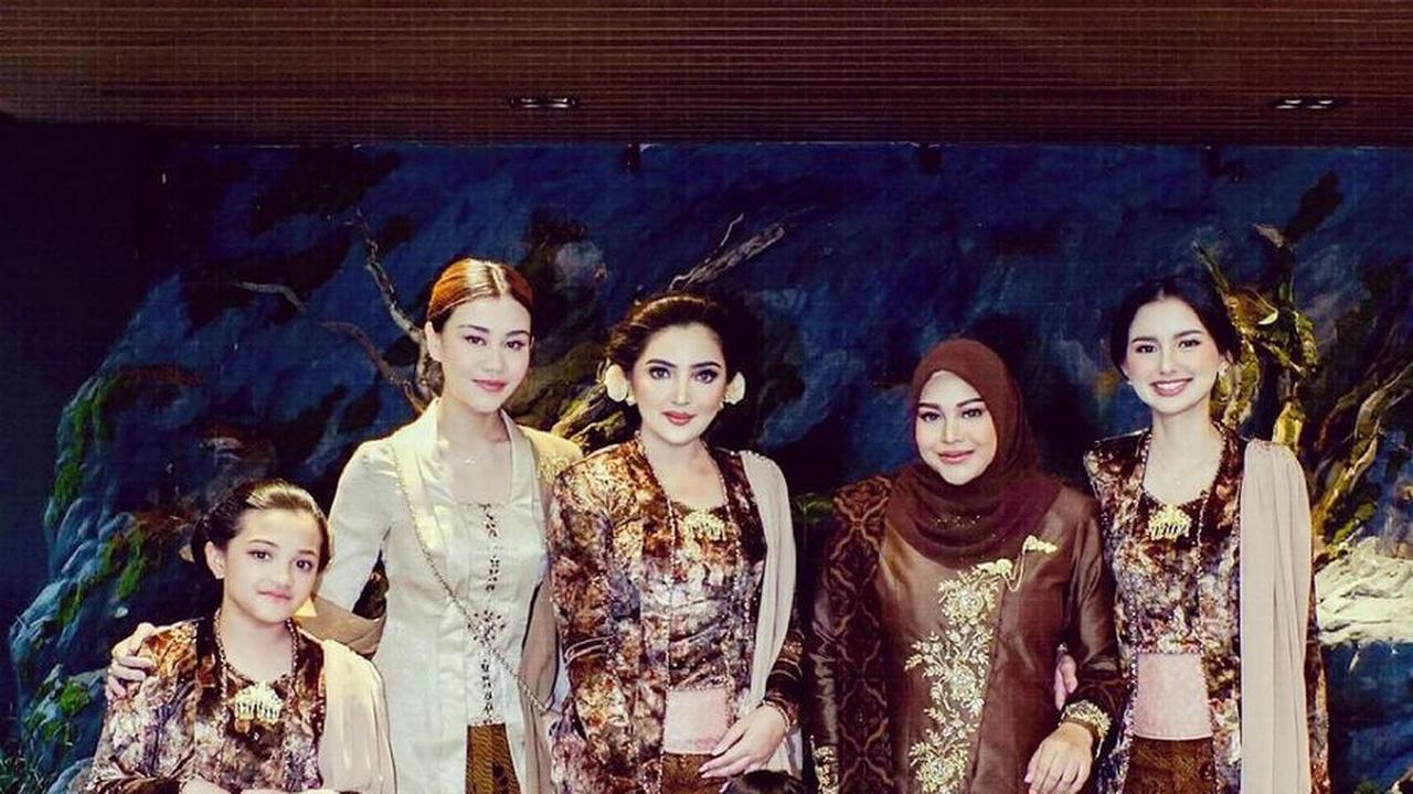 Dalam acara tersebut, Aurel Hermansyah mengenakan kebaya modern yang dimodifikasi dengan sentuhan warna keemasan yang menarik perhatian. Kombinasinya dengan kain batik motif elegan di bagian bawahnya semakin menambah kesan anggun.<br>