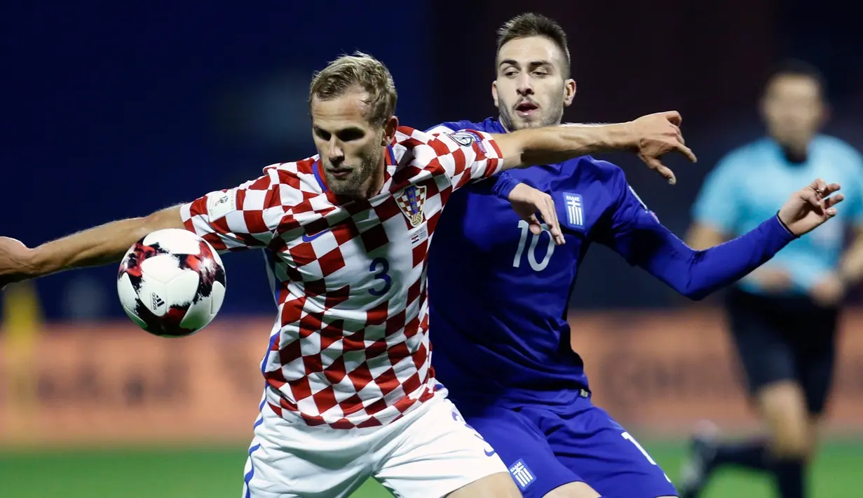 Pemain Yunani, Kostas Fortounis berebut bola dengan pemain Kroasia, Ivan Strinic pada leg pertama playoff Piala Dunia 2018 di Stadion Maksimir, Zagreb, Jumat (10/11). Kroasia memperbesar peluangnya lolos ke putaran final usai menang 4-1. (AP/Darko Bandic)