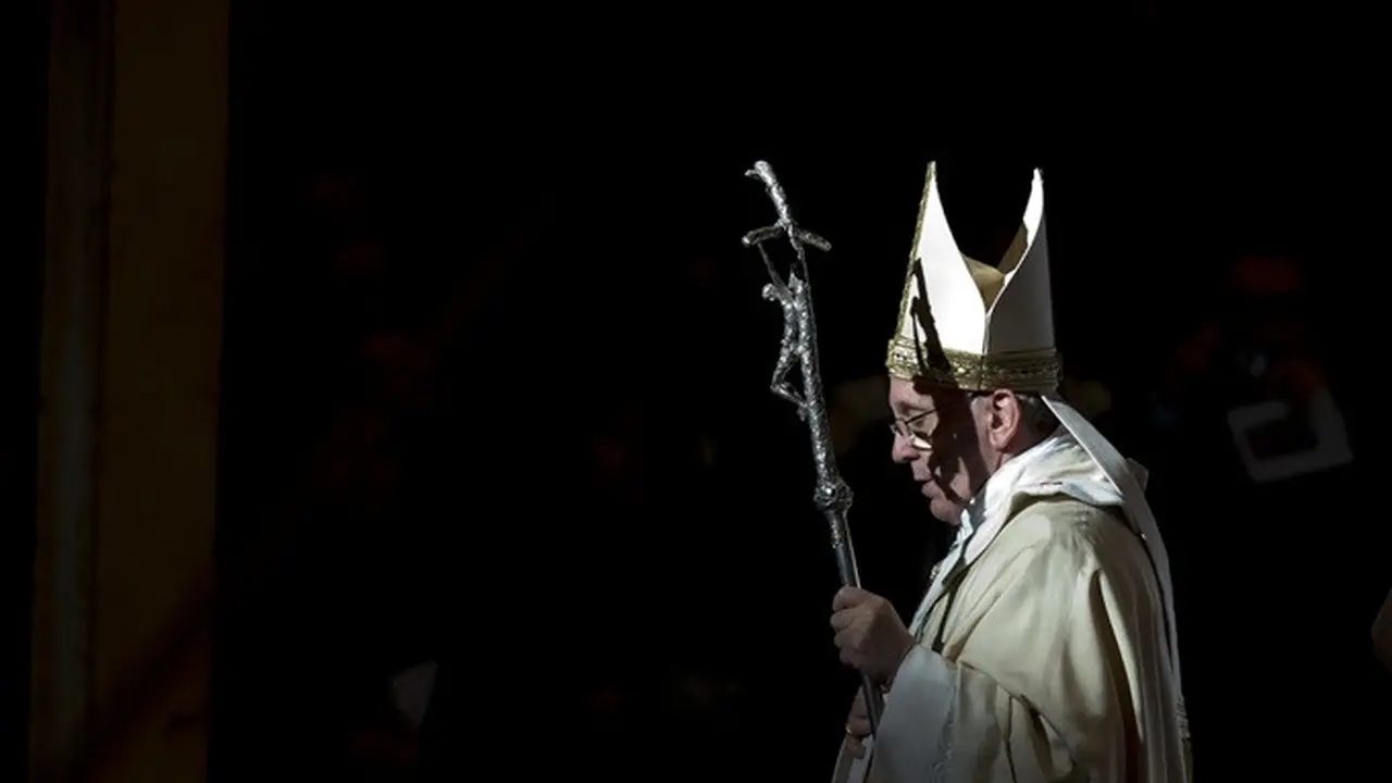 Paus Fransiskus setelah memimpin misa di Basilika Santo Petrus, Vatikan, untuk memperingati Epifani, Senin (6/1/2014).