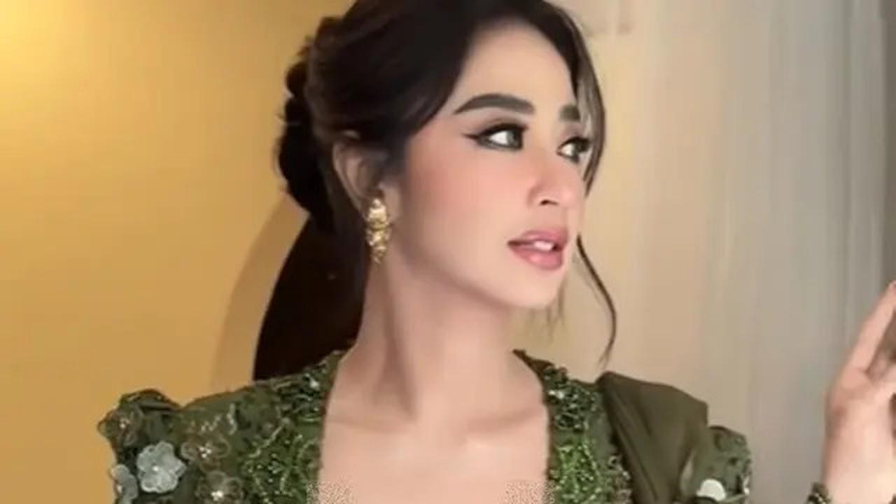 6 Detail Penampilan Dewi Perssik Pakai Kebaya Hijau Zamrud di HUT TNI, Memukau