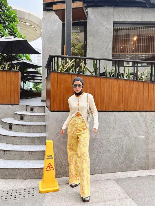 <p>knit top berwarna kuning dipadu padankan dengan celana kuning bermotif bunga matahari.&nbsp;(instagram/tantrinamirah)</p>