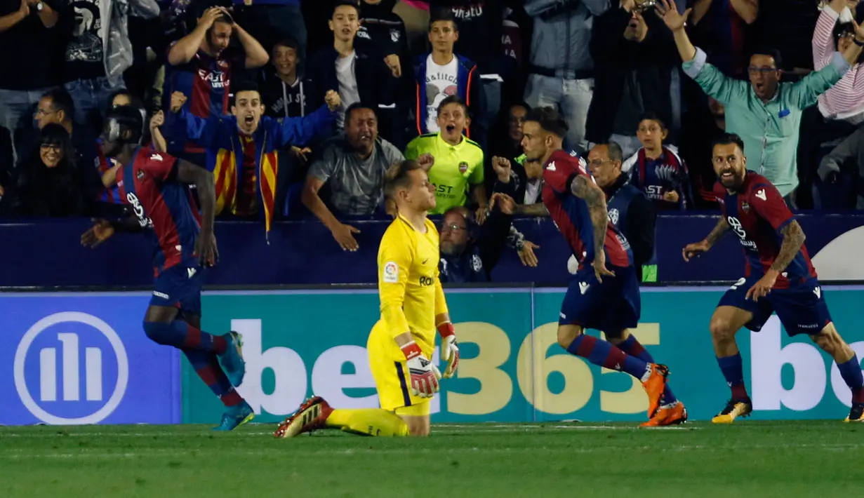 Reaksi kiper Barcelona, Marc-Andre ter Stegen setelah pemain Levante mencetak gol keempat pada jornada ke-37 La Liga di Estadio Ciudad de Valencia, Senin (14/5). Barcelona dipaksa menyerah dengan kedudukan 5-4 di markas Levante. (AP/Alberto Saiz)