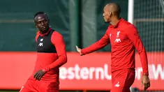 Pemain Liverpool Sadio Mane (kiri) berbincang dengan Fabinho saat sesi latihan di Kompleks Melwood, Liverpool, Inggris, Senin (16/9/2019). Liverpool akan menghadapi Napoli pada laga perdana Grup E Liga Champions 2019-2020. (Paul ELLIS/AFP)