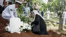 Keluarga dan kerabat menaruh bunga di makam almarhum Amoroso Katamsi di (TPU) Tanah Wakaf Pondok Labu, Jakarta, Selasa (17/4). Amoroso meninggal pada Selasa 17 April 2018 pukul 01.40 dini hari pada usia 79 tahun. (Liputan6.com/Faizal Fanani)