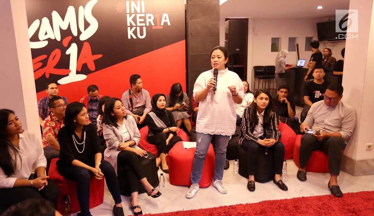Menko PMK Puan Maharani berbagi cerita pada talk show bertema "Human Development Empowering Women in Today's Society” di Kerja @86 Hub, Jakarta, Kamis (21/2). Talkshow dihadiri pembicara perempuan dan generasi milenial. (Liputan6.com/Fery Pradolo)