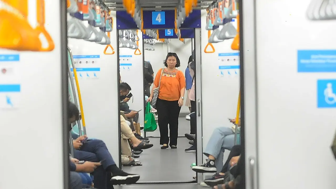 Aturan Dicabut,  Penumpang MRT Bebas Masker