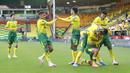 Pemain Norwich City merayakan gol yang dicetak oleh Todd Cantwell ke gawang Manchester United pada laga Piala FA di Carrow Road, Norwich, Sabtu (27/6/2020). Manchester United menang 2-1 atas Norwich City. (AP/Catherine Ivill)