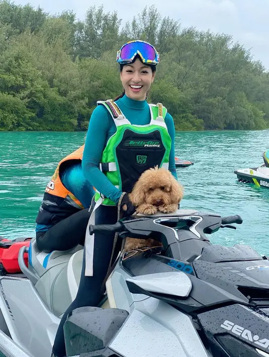 <p>Ia juga tampak mengenakan turtle neck khusus untuk melakukan aktivitas jet ski yang jadi favorit.</p>