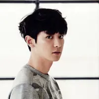 Chanyeol `EXO` menunjukkan tanda kebotakan yang terlihat saat ia tampil.