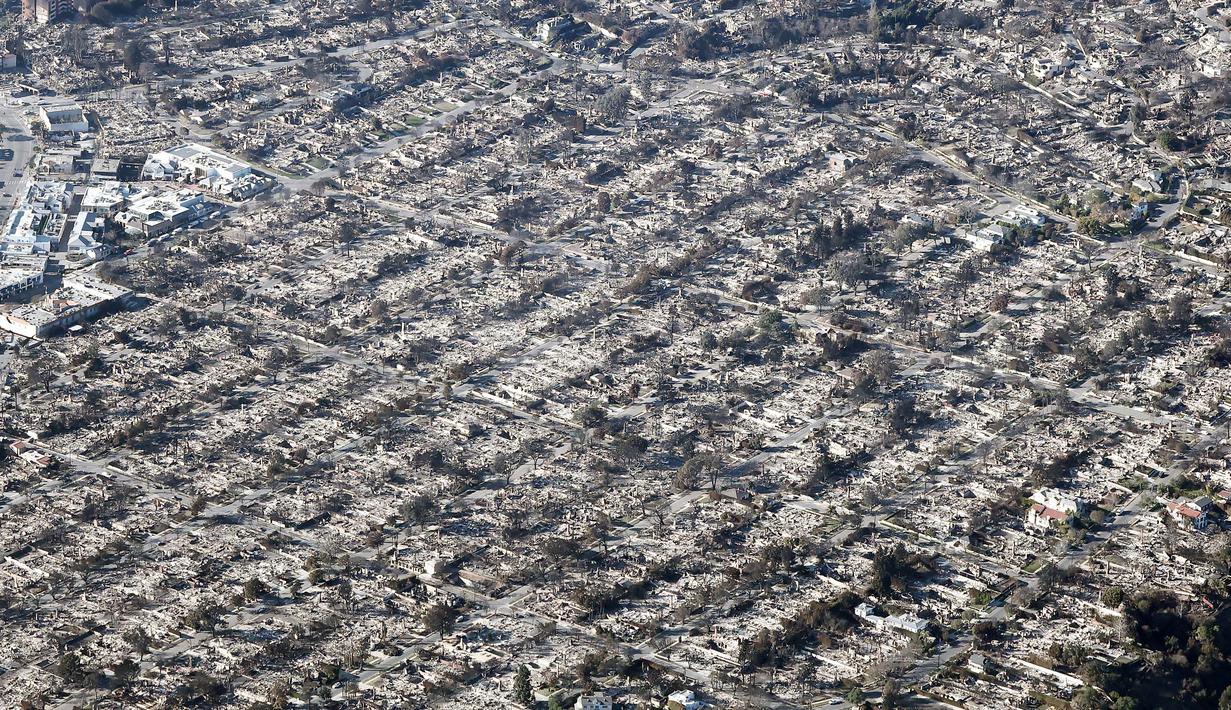 Kebakaran hutan Los Angeles menyebabkan kerusakan yang cukup parah dan kerugian besar. (MARIO TAMA/GETTY IMAGES NORTH AMERICA/Getty Images via AFP)