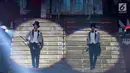 TVXQ tampil menghibur penonton saat konser perdana bertajuk Circle di ICE BSD, Tangerang, Sabtu (31/8/2019). Mengenakan busana hitam putih, kehadiran U-Know Yunho dan Shim Changmin disambut teriakan histeris penggemarnya yang akrab disapa Cassiopeia. (Liputan6.com/Fery Pradolo)