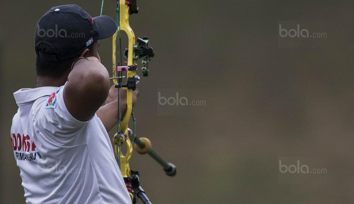 Pepanah Indonesia, Prima Wisnu, melepas busur panah saat final SEA Games cabang panahan nomor compound di National Sports Council, Kuala Lumpur, Rabu (16/8/2017). Dirinya meraih emas setelah mengalahkan Malaysia. (Bola.com/Vitalis Yogi Trisna)
