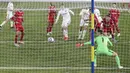 Pemain Leeds United Diego Llorente (ketiga kanan) mencetak gol ke gawang Liverpool pada  pertandingan Liga Inggris di Stadion Elland Road, Leeds, Inggris, Senin (19/4/2021). Pertandingan berakhir dengan skor 1-1. (Clive Brunskill/Pool via AP)