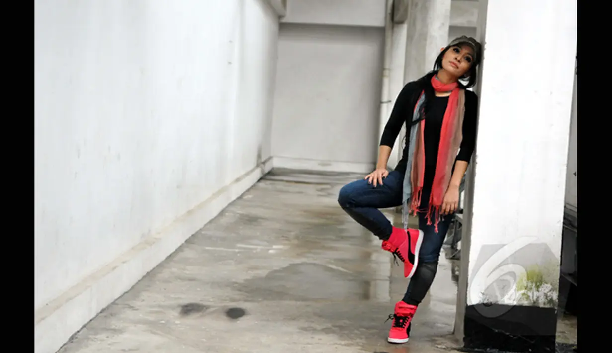 Ahli metafisika Citra Prima tampil sporty saat mengunjungi Liputan6.com, SCTV Tower, Jakarta, Selasa (3/3/2015). (Liputan6.com/Panji Diksana)