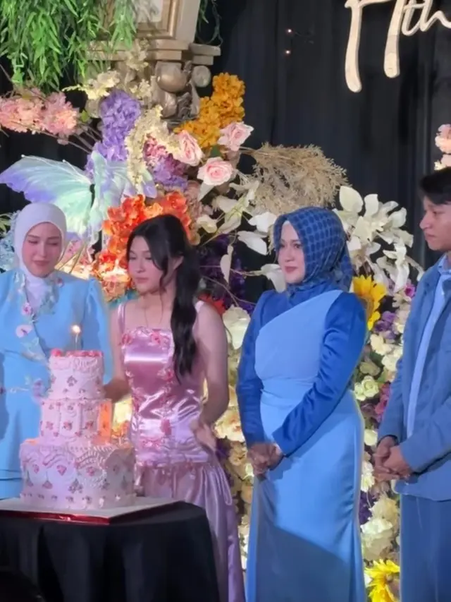 Nasha Anaya Putri Pasha Ungu pakai dress pink saat pesta ulang tahun. [@elitakarlinaaltabronie]