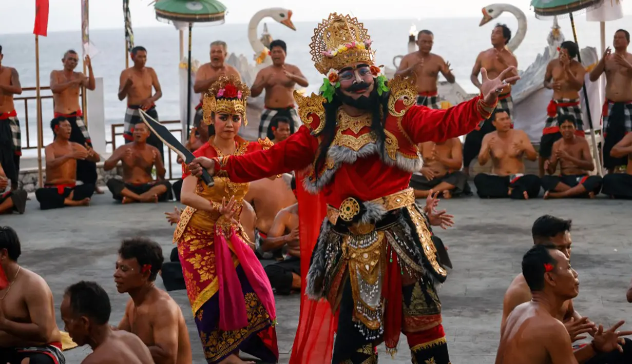 Kecak adalah seni tari yang berasal dari Bali. Seni tari Kecak ditampilkan oleh puluhan penari laki-laki yang duduk berbaris dengan pola melingkar dan dengan irama tertentu sambil menyerukan "cak, cak, cak" serta mengangkat kedua lengan. (David GANNON/AFP)