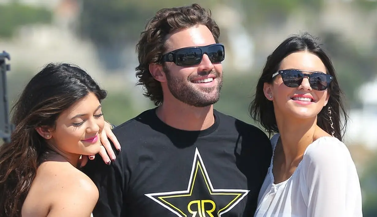 Sementara itu Kendall dan Kylie Jenner sendiri pun tak menghadiri pernikahan dirinya. (In Touch Weekly)