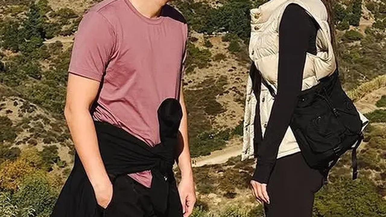 6 Potret Tampilan Luna Maya hingga Ussy Sulistiawaty Bersama Keluarga Berfoto di Depan Hollywood Sign, Sebelum Kebakaran di Los Angeles