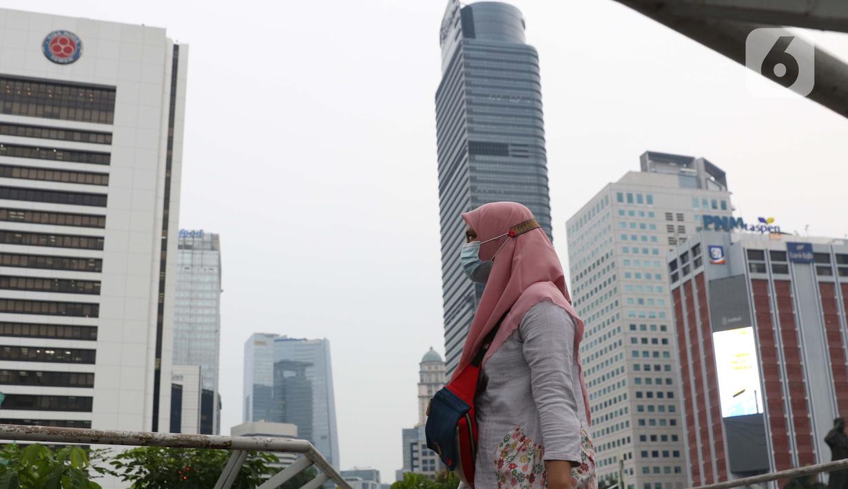 Warga berada di sekitar Spot Budaya Jalan Jenderal Sudirman, Jakarta, Kamis (5/11/2020). Badan Pusat Statistik (BPS) mencatat ekonomi Indonesia pada kuartal III-2020 minus 3,49 persen, Indonesia dipastikan resesi karena pertumbuhan ekonomi dua kali mengalami minus. (Liputan6.com/Helmi Fithriansyah)