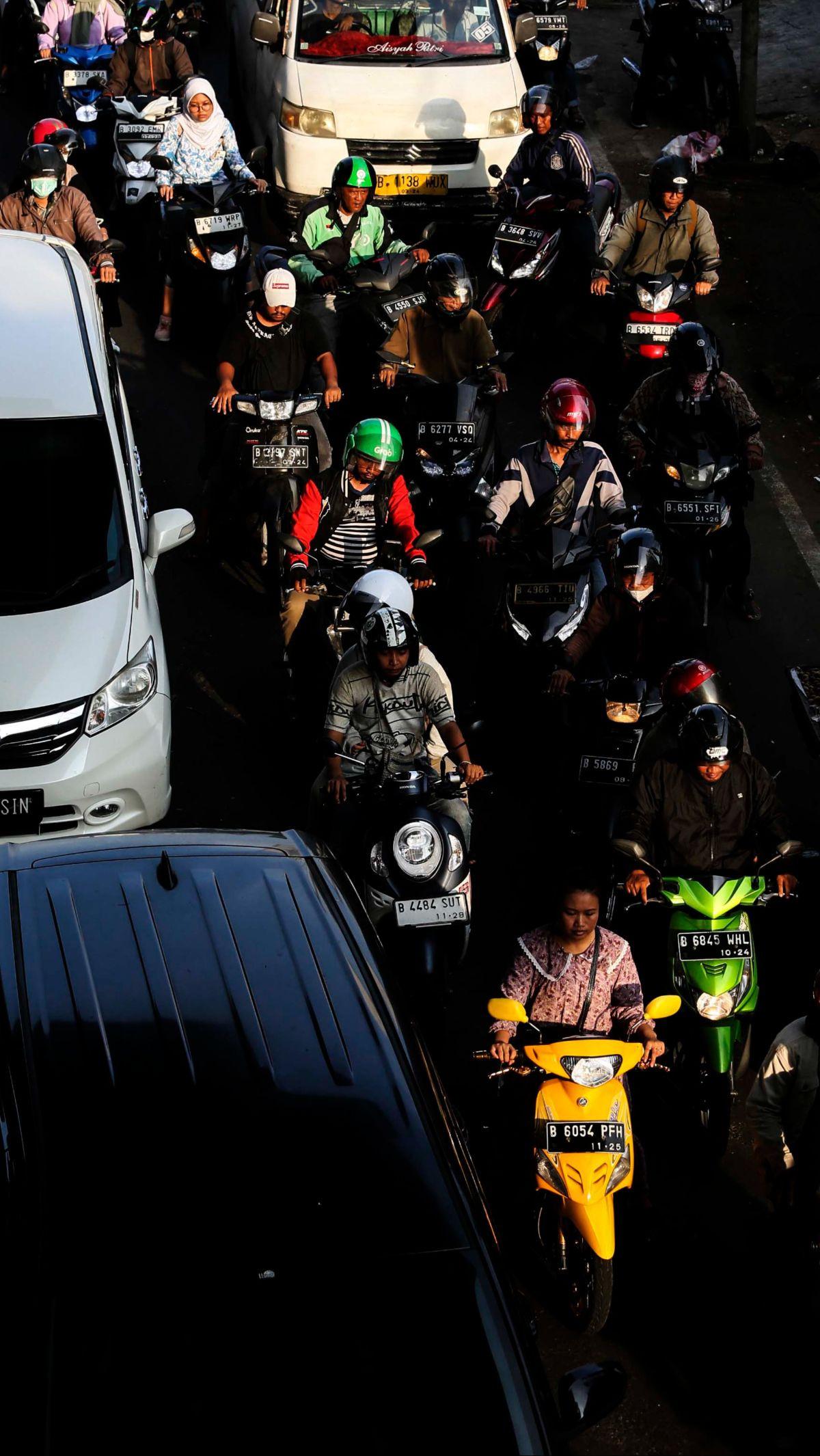 Keputusan menaikkan tarif progresif pajak kendaraan bermotor tersebut tertuang dalam Peraturan Daerah DKI Jakarta Nomor 1 Tahun 2024 tentang Pajak Daerah dan Restribusi Daerah yang diundangkan sejak 5 Januari 2024.&nbsp;Liputan6.com/Angga Yuniar