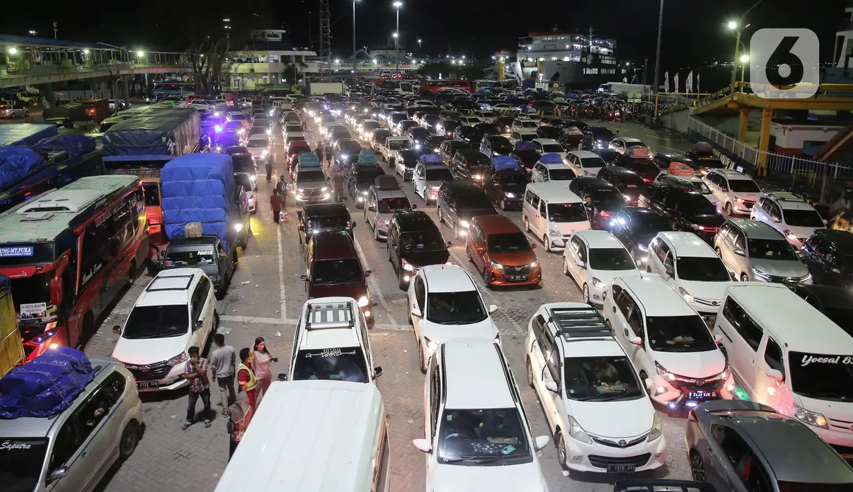 <p>Pemudik dengan menggunakan mobil dan bus menunggu antrean memasuki kapal "Roll on-Roll off" (RoRo) di Pelabuhan Merak, Banten, Kamis (28/4/2022). Jelang hari raya Idul Fitri, pemudik dengan kendaraan bermotor mulai memadati Pelabuhan Merak. Penumpukan kendaraan ini menyebabkan terjadinya antrean kendaraan yang panjang. (Liputan6.com/Angga Yuniar)</p>