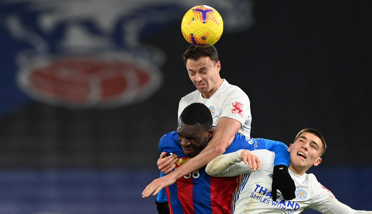 Bek Leicester City, Jonny Evans (atas) memenangi duel udara dengan striker Crystal Palace, Christian Benteke dalam laga lanjutan Liga Inggris 2020/21 pekan ke-16 di Selhurst Park, Senin (28/12/2020). Leicester City bermain imbang 1-1 dengan Crystal Palace. (AFP/Facundo Arrizabalaga/Pool)