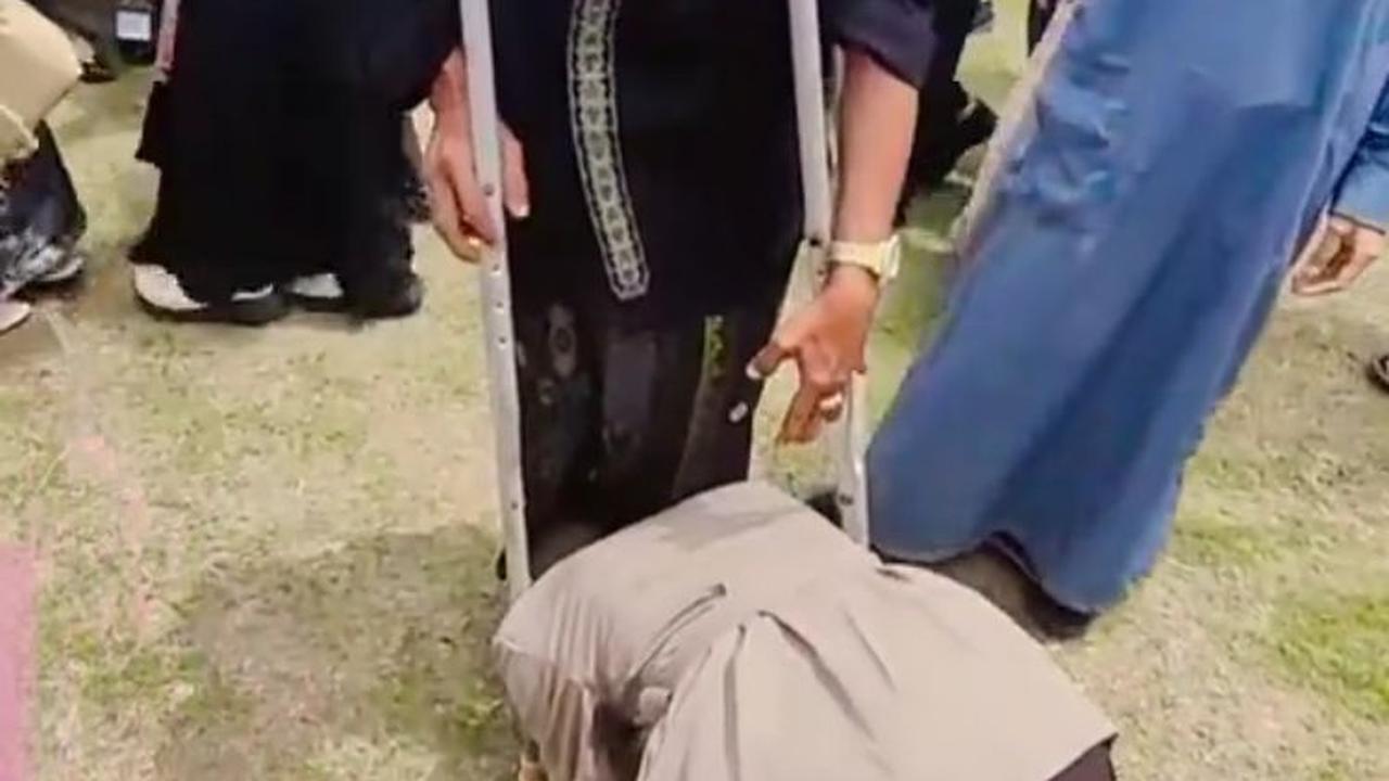 Setelah bertemu, sang anak langsung bersujud di kaki sang ayah.